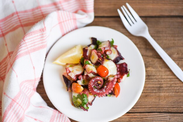 Tintenfischsalat mit kräutergemüse, frischer und gesunder salat ...