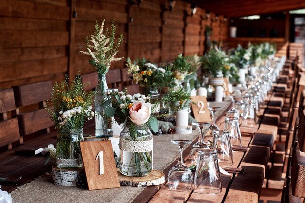 Premium Foto Tischdekoration Mit Weissen Blumen Und Kerzen Fur Ein Hochzeitsfest