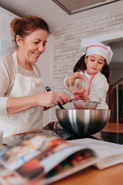 Tochter Und Mutter Kochen Zu Hause Ein Kostliches Dessert Zum Muttertag Rustikale Und Gemutliche Kuche Gluckliche Mutter Und Tochter Vertikal Premium Foto