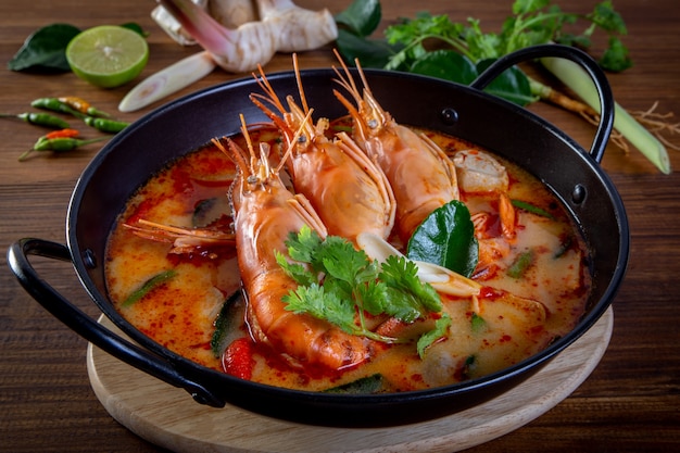 Tom yam kung ist eine würzige klare suppe typisch in thailand | Premium ...
