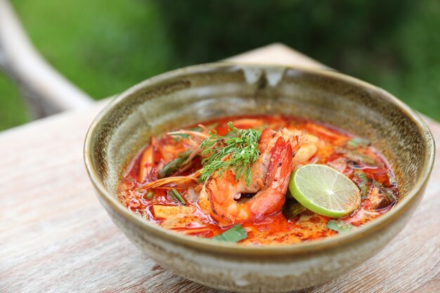 Tom yum suppe, würzige garnelensuppe mit traditionellem thailändischem ...