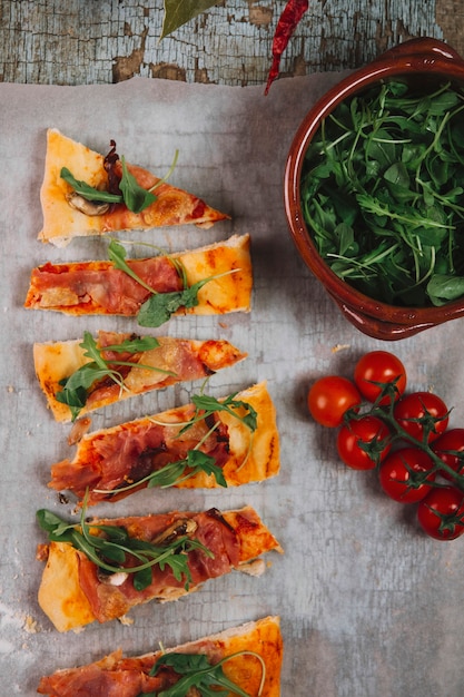 Tomaten und grün in der nähe von pizza Kostenlose Foto
