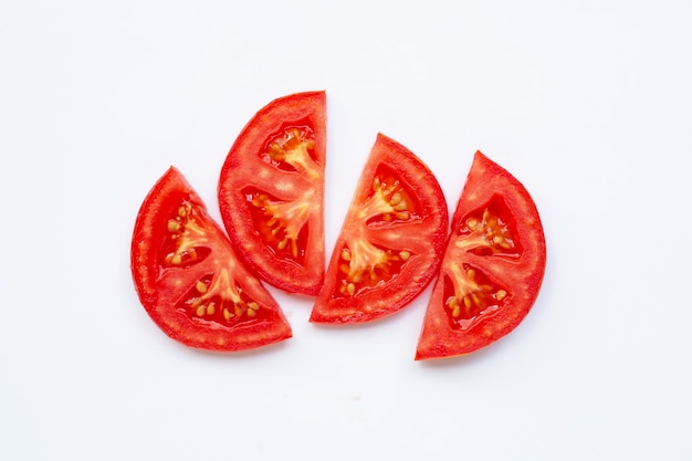 Tomatenscheibe lokalisiert auf weiß Premium Fotos