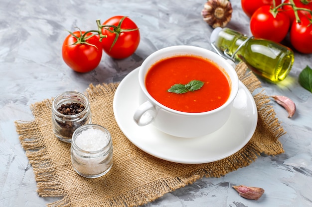 Tomatensuppe mit basilikum in einer schüssel. | Kostenlose Foto