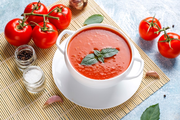 Tomatensuppe mit basilikum in einer schüssel. | Kostenlose Foto