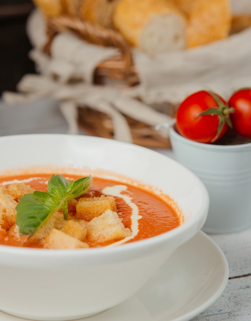 Tomatensuppe mit brotfüllung und sahne | Kostenlose Foto