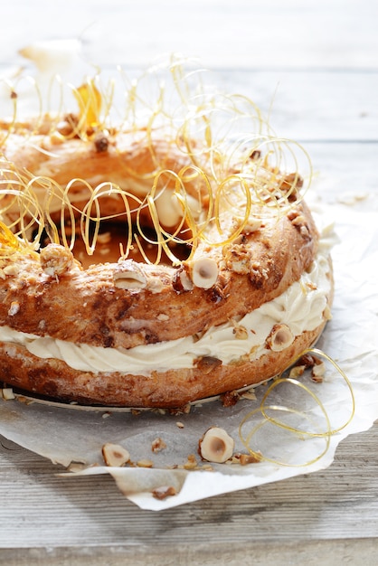 Torte Paris Brest Aus Dem Vanillepudding Teig Mit Luftpudding Praline Und Nussen In Karamell Franzosischer Nachtisch Geback Premium Foto