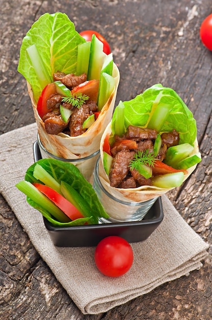 Tortilla wraps mit fleisch und frischem gemüse | Kostenlose Foto