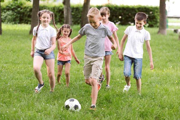 Kinder Spielen Fußball