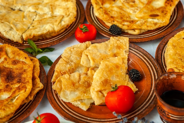 Traditionelle frittierte pasteten aus rumänien mit kartoffeln, käse und ...