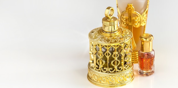 Traditionelle Golden Verzierte Flasche Arabische Oud Ol Parfums Isolierte Weissen Hintergrund Kopieren Sie Platz Premium Foto