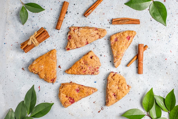 Traditionelle Hausgemachte Englische Scones Mit Gefrorenen Himbeeren Und Zimt Draufsicht Kostenlose Foto