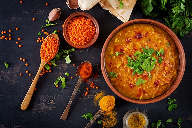 Traditionelle indische suppenlinsen. indian dhal würziges curry in ...