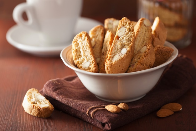 Traditionelle Italienische Cantuccini Kekse Und Kaffee Premium Foto