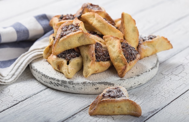 Traditionelle jüdische hamantaschen-kekse mit getrockneten aprikosen ...