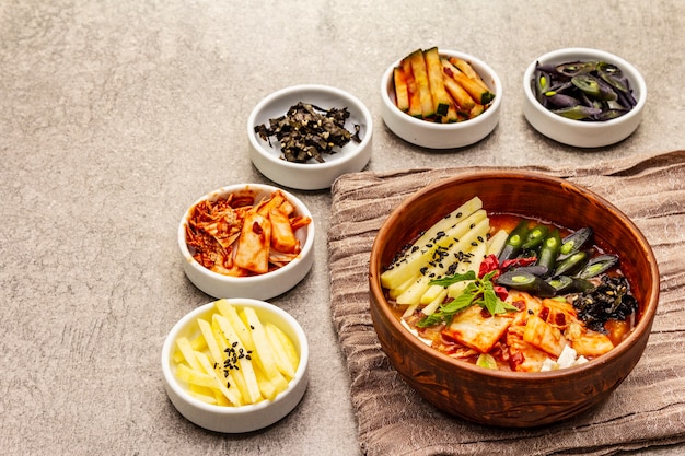 Traditionelle koreanische würzige suppe mit kimchi, tofu, gemüse ...