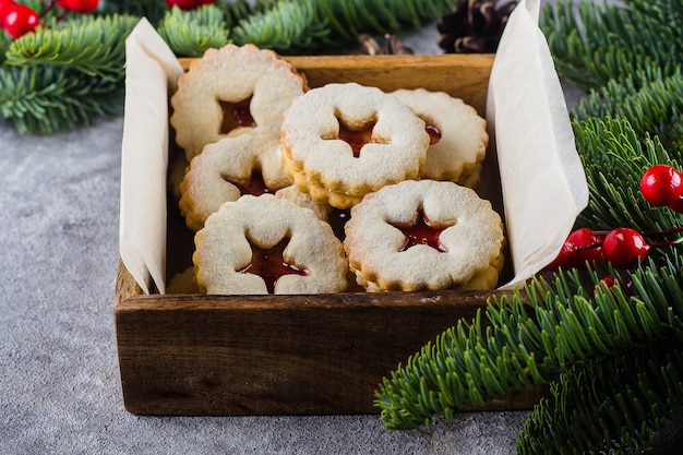 Traditionelle österreichische weihnachtsplätzchen - linzer kekse ...