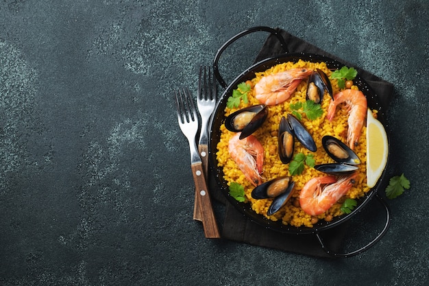 Traditionelle spanische paella mit meeresfrüchten in pfanne mit ...