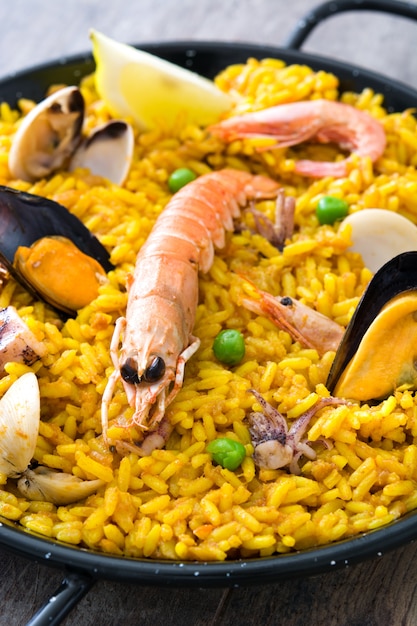 Traditionelle spanische paella mit meeresfrüchten | Premium-Foto