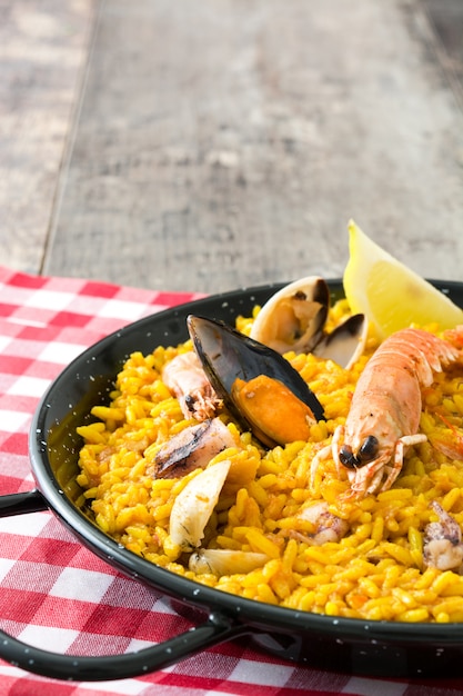 Traditionelle spanische paella mit meeresfrüchten | Premium-Foto