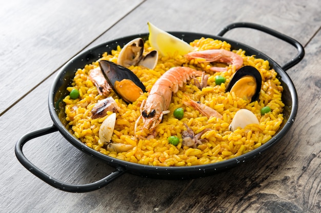 Traditionelle spanische paella mit meeresfrüchten | Premium-Foto