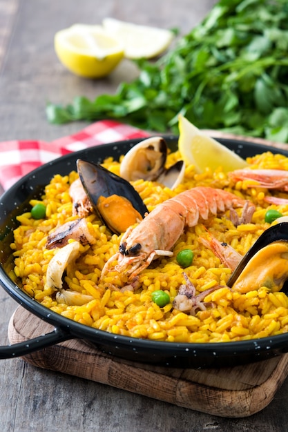 Traditionelle spanische paella mit meeresfrüchten | Premium-Foto