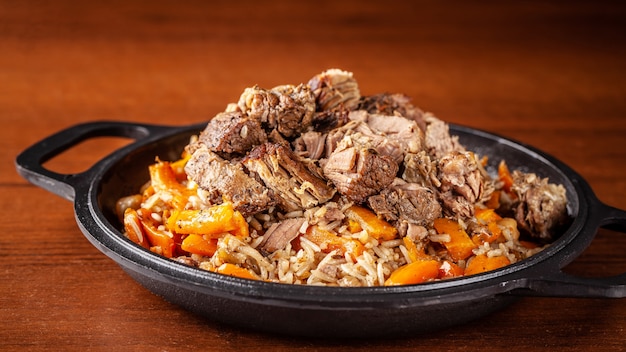Traditionelle usbekische orientalische küche, pilaw oder plov mit ...