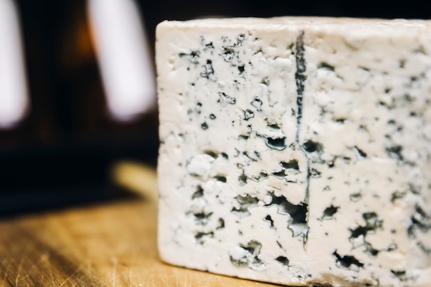 Traditioneller blauer käse der auvergne | Premium-Foto