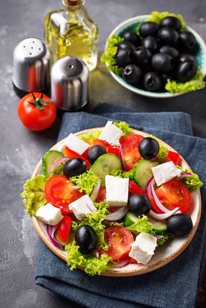 Traditioneller griechischer salat mit feta, oliven und gemüse | Premium ...