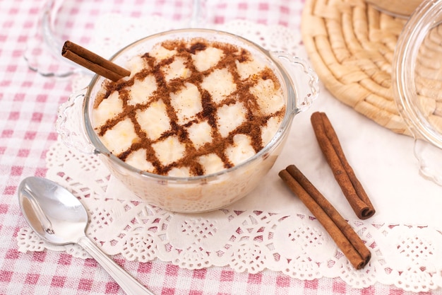 Traditioneller portugiesischer süßer reis-dessert auf einem tisch mit ...