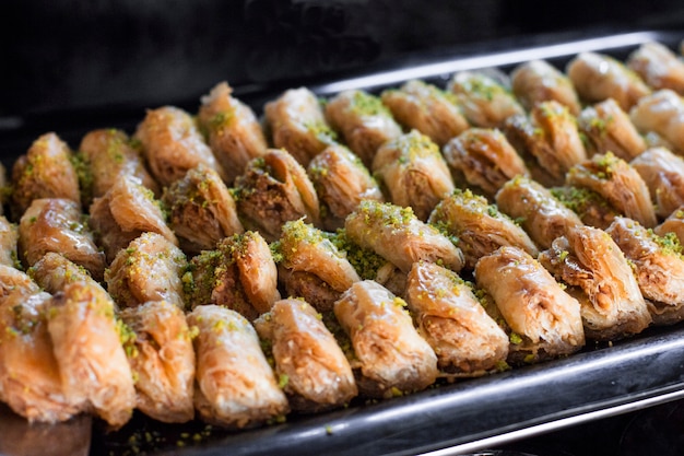 Traditioneller Turkischer Nachtisch Baklava Mit Pistazien Auf Einem Tablett Premium Foto