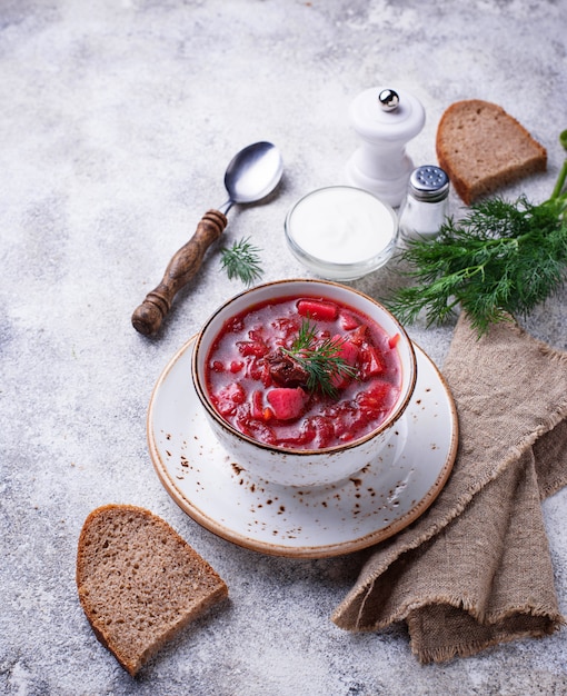 Traditioneller ukrainischer rote-bete-suppe-borschtsch | Premium-Foto