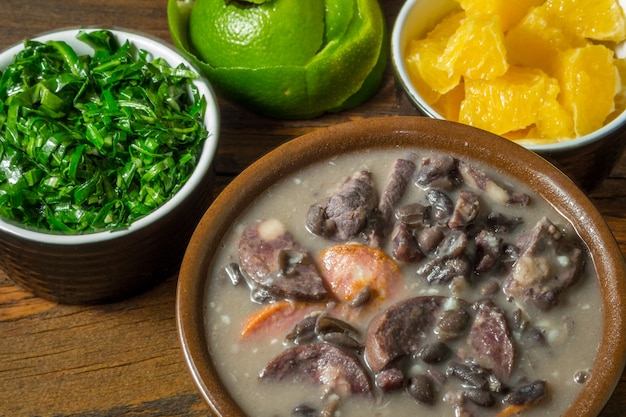 Traditionelles brasilianisches feijoada-essen. draufsicht | Premium-Foto