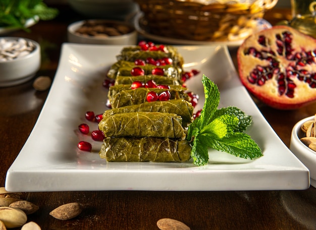 Traditionelles essen aus dem nahen osten. libanesisches essen ...