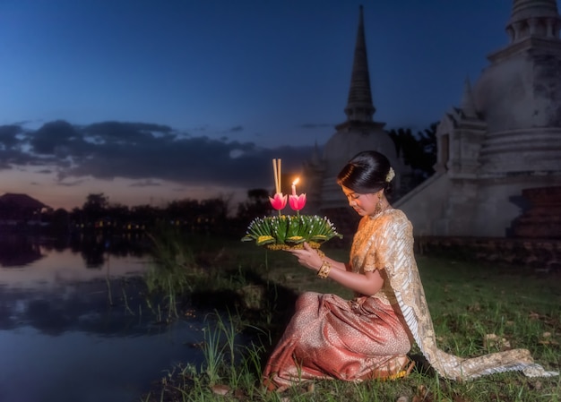 Traditionelles festival loy krathong, thailändischer frauengriff kratong, thailand Premium Fotos