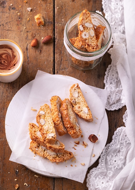 Traditionelles Geback Italienische Hausgemachte Biscotti Kekse Oder Cantuccini Mit Mandelnussen Und Kaffee Premium Foto