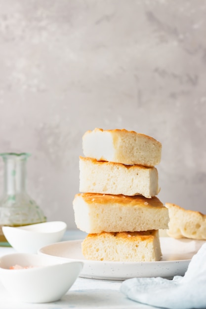 Traditionelles Italienisches Focaccia Brot Mit Salz Und Olivenol Premium Foto