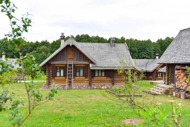 Traditionelles russisches holzhaus mit garten PremiumFoto