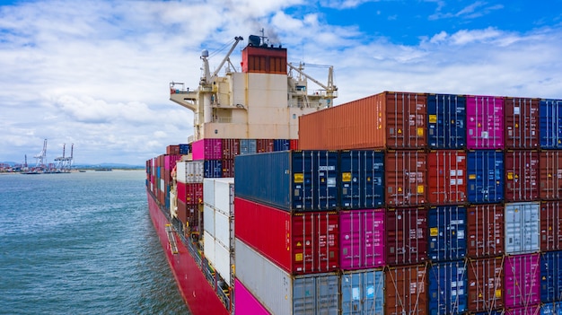 Tragender behälter des containerschiffs für geschäftsfrachtimport und -export, vogelperspektivecontainerschiff, das im handelshafen ankommt. Premium Fotos