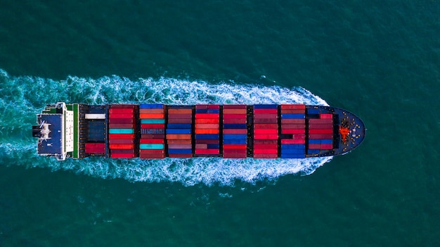 Tragender containerkasten des containerfrachtschiffs für import- und exportgeschäftslogistik und transport durch containerschiff in der hohen see, vogelperspektive. Premium Fotos
