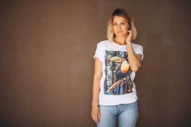 Tragendes t-shirt der hübschen frau Kostenlose Fotos