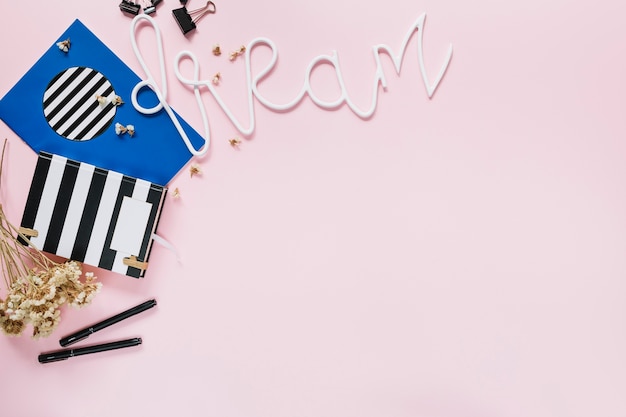 Traumtext Mit Briefpapier Und Blumen Auf Rosa Hintergrund Kostenlose Foto