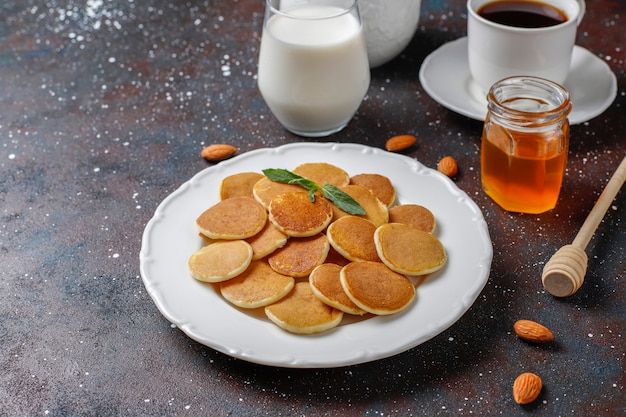 Mini Pfannkuchen Mit Orangen Creme Und Marinierten Blaubeeren — Rezepte ...