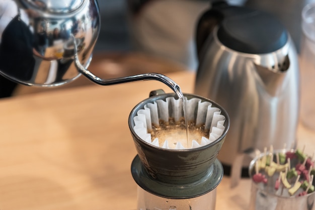 Tropfbrühen, gefilterter kaffee oder übergießen ist eine methode, bei der wasser über geröstetes wasser gegossen wird Premium Fotos
