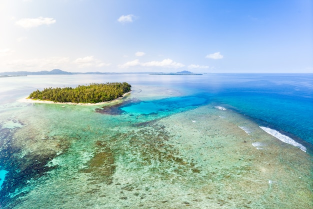 Tropischer archipel indonesien  korallenriffstrand der 