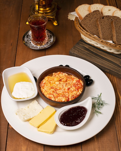Türkische frühstücksmenemen mit honig-, sahne-, oliven-, stau- und ...