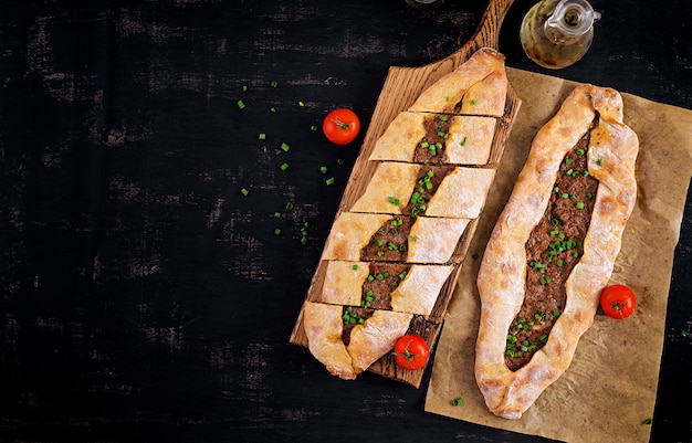 Türkische pide mit hackfleisch, kiymali pide. traditionelle türkische ...