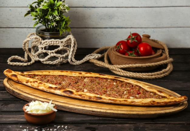 Türkische traditionelle pide mit käse und gefülltem fleisch auf einem ...