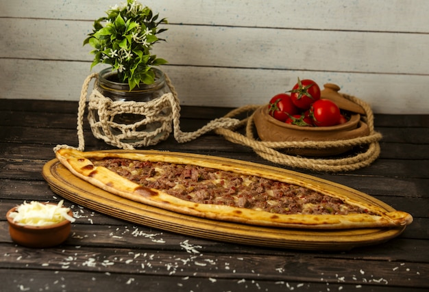 Türkische traditionelle pide mit käse und gefülltem fleisch auf einem ...
