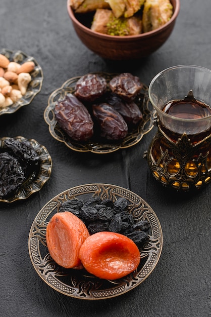Türkischer tee mit datteln und getrockneter aprikose; rosine in einer ...